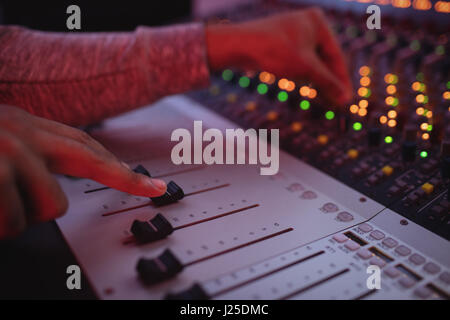 Mains de femme ingénieur du son à l'aide d'ingénieur du son en studio d'enregistrement Banque D'Images