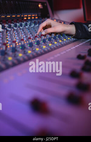 Mains de femme ingénieur du son à l'aide d'ingénieur du son en studio d'enregistrement Banque D'Images