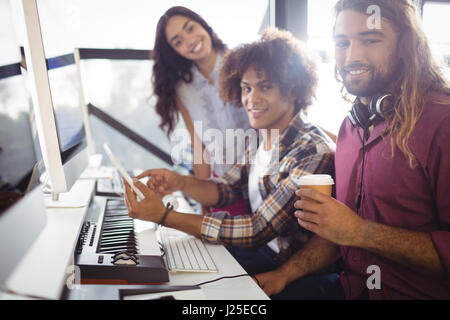 Ingénieurs du son à l'aide de tablette numérique tout en travaillant en studio Banque D'Images