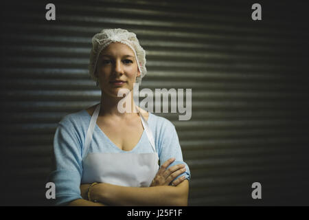 Portrait de femme apiculteur portant des jambières à l'usine de l'apiculture Banque D'Images