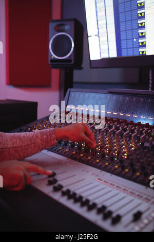 Mains de femme ingénieur du son à l'aide d'ingénieur du son en studio d'enregistrement Banque D'Images