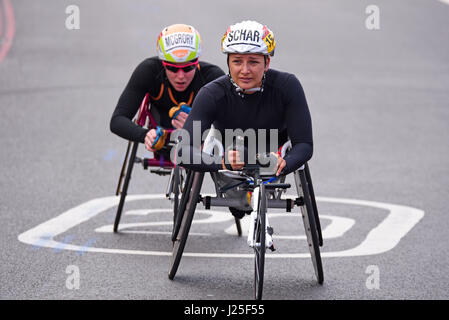 Manuela Schar au Virgin London Marathon 2017 après avoir traversé Tower Bridge et longé la Tour de Londres Banque D'Images