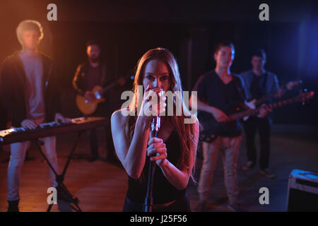 Groupe jouant en studio d'enregistrement Banque D'Images