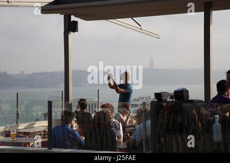 Vue de Lisbonne, Portugal à partir d'une terrasse de restaurant. Banque D'Images