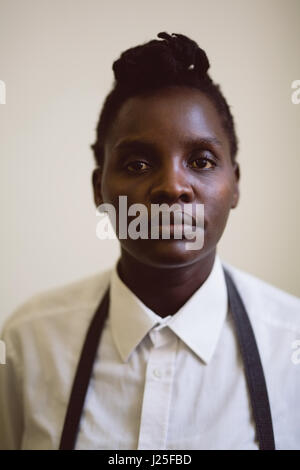 Portrait of female barista in coffee shop Banque D'Images
