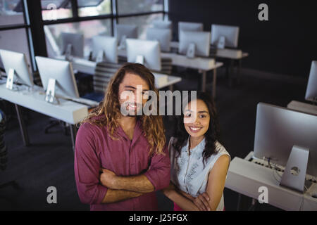 Portrait de deux ingénieurs du son standing with arms crossed in studio Banque D'Images