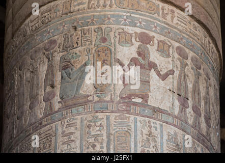 Sculpture colorée hieroglypic peintures sur une grande colonne de pierre à l'ancien temple égyptien de khnoum à esna avec Dieu sobek Banque D'Images