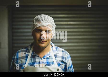 Portrait d'hommes portant des jambières à l'usine de l'apiculture Banque D'Images