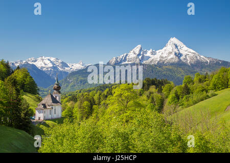 L'affichage classique de l'église de pèlerinage Maria Gern intégré dans un paysage idyllique avec le célèbre mont Watzmann haut en arrière-plan sur une belle journée ensoleillée Banque D'Images