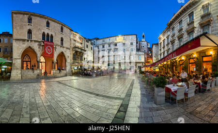 SPLIT, CROATIE - le 28 juin 2014 : Panorama de Narodni Trg et porte de fer Deoclitian à Split. Palace a été construit par l'empereur Dioclétien en préparation Banque D'Images