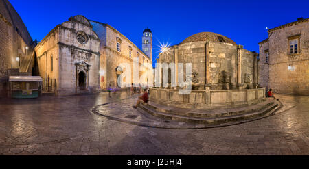 Panorama de la grande fontaine d'Onofrio et l'église Saint Sauveur en soirée, Dubrovnik, Dalmatie, Croatie Banque D'Images