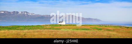 Vue panoramique de beau paysage avec maison ancienne dans le Parc National de Vatnajökull, Islande Banque D'Images