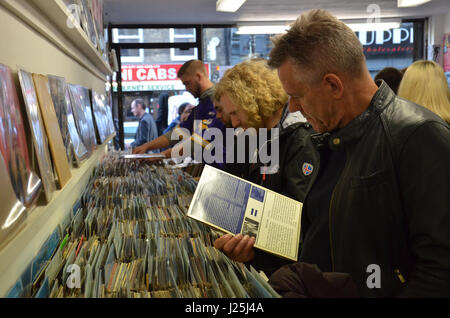 Un homme parcourt le vinyle en vente à flamme Records le Record Store Day 2017 (Shoreditch, London, UK. 22 avril 2017. Crédit : Robert Smith/Alamy) Banque D'Images