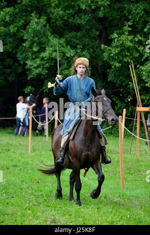 TERVETE, LETTONIE - 13 août, 2011 : Zemgalu Historique Jours. Rider sur l'inconnu dans d'anciens vêtements à l'aide d'armes anciennes. Banque D'Images