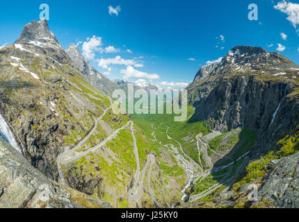 Une vue panoramique depuis le point de vue à la paroi de Troll, avec vue sur la montagne et nuages Andalsnes, passé en roulant. Banque D'Images