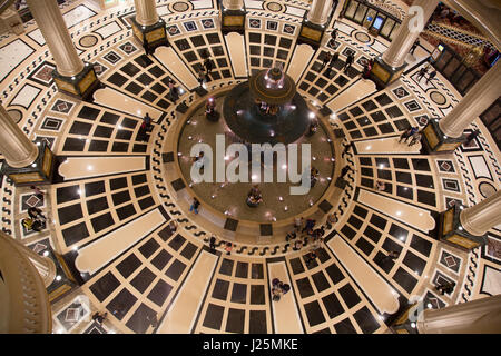 Macao - avril 2 : Intérieur de la casino de Paris le 2 avril 2017 à Macau. Macao est célèbre pour le casino et centres de villégiature de luxe. Banque D'Images