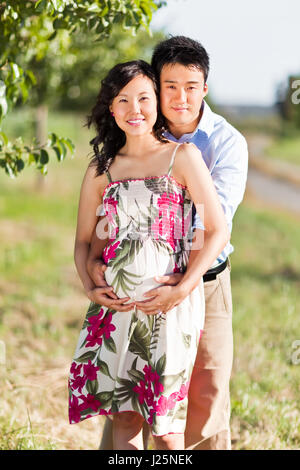 Le portrait d'une femme enceinte avec son mari Banque D'Images