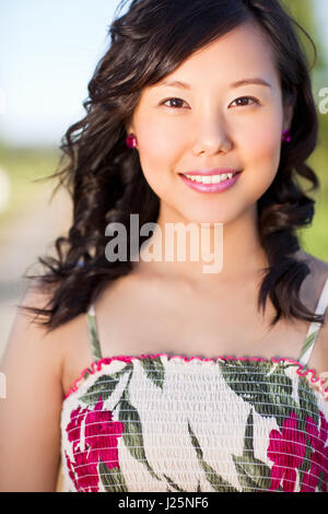 Le portrait d'une belle asian woman outdoor Banque D'Images