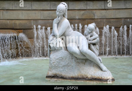 Sculpture femme Dona amb nena au jardins Joan Maragall à Barcelone, Espagne Banque D'Images