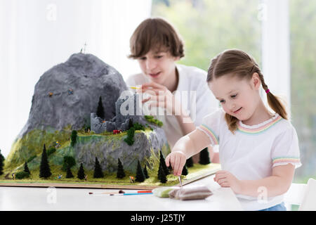 Les enfants travaillent sur la construction de modèles de projet de l'école. Enfants construction modèle à échelle réduite pour la montagne de classe de géographie. Activités parascolaires et collectors de cl Banque D'Images