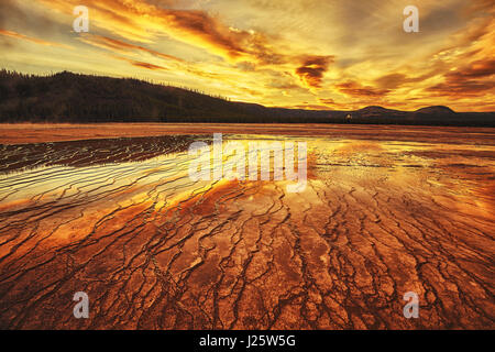 Coucher de soleil spectaculaire à Grand Prismatic Spring à Yellowstone National Park, Wyoming, USA. Banque D'Images