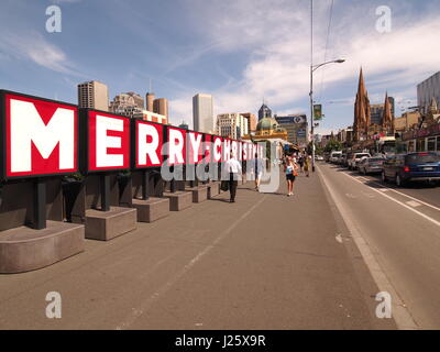 Melbourne, Australie - 22 décembre 2015 : Noël libellé en grandes lettres sur des planches près de la gare de Flinders Street Banque D'Images