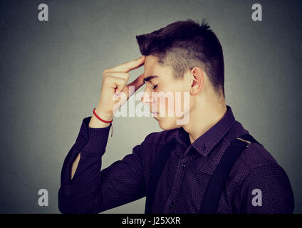 Portrait triste déprimé de l'homme isolé inquiète fond gris. L'expression faciale des émotions humaines Banque D'Images