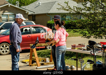 Un couple de personnes âgées s'entretient avec un couple à une vente de garage ou de braderie à Oklahoma City, Oklahoma, USA. Banque D'Images