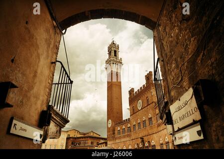 Clocher de l'Hôtel de ville vue de l'arche à Sienne en Italie. Banque D'Images