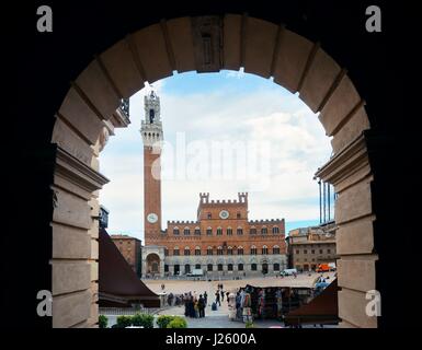 Clocher de l'Hôtel de ville vue de l'arche à Sienne en Italie. Banque D'Images