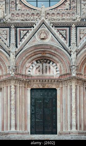 La Cathédrale de Sienne comme gros plan porte le célèbre monument en ville médiévale en Italie. Banque D'Images