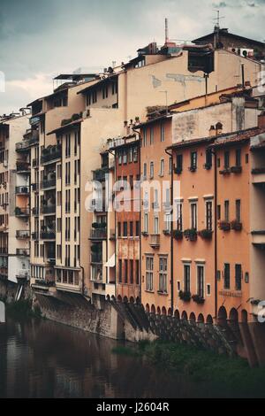 De vieux bâtiments de style italien le long de l'Arno à Florence, Italie. Banque D'Images