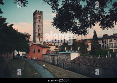 Basilique San Frediano de Lucques avec ses bâtiments historiques au crépuscule en Italie. Banque D'Images