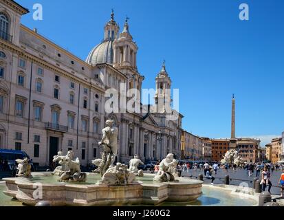 ROME - 12 MAI : Piazza Navona avec les touristes le 12 mai 2016 à Rome, Italie. Rome 14e au classement mondial, et le 1er le plus populaire attraction touristique Banque D'Images