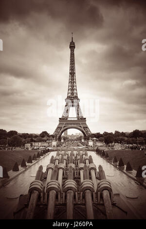 La Tour Eiffel et du tuyau de fontaine Banque D'Images