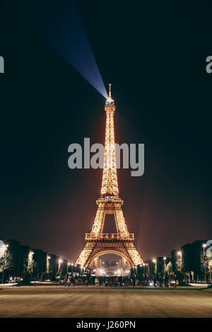 PARIS, FRANCE - Le 13 mai : Eiffel Tower at night le 13 mai 2015 à Paris. C'est le plus visité payé au monde avec 250 millions de visiteurs annuels. Banque D'Images