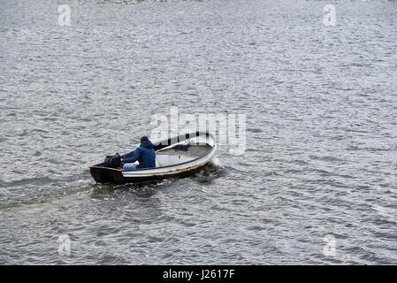 Petit bateau sur l'eau calme solitaire Banque D'Images