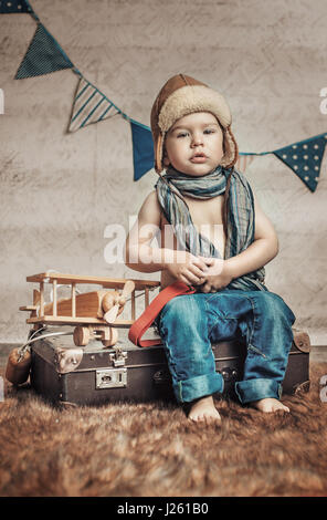 Petit, mignon avec un pilote avion en bois Banque D'Images