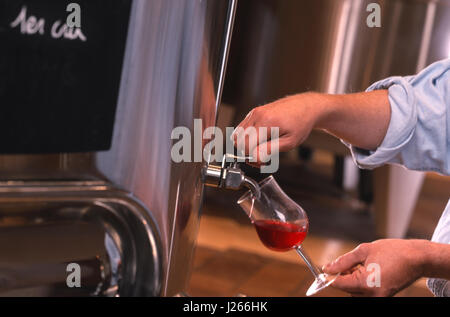 Pinot Noir dégustation premier cru dessin échantillon de vin de cuve de maturation 'la Sabliére' cave cuverie Louis Jadot, Beaune, Côte d'Or, France Banque D'Images