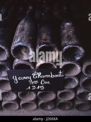 VIEILLES bouteilles de Gevrey-Chambertin 1915 fabriquées pendant la première Guerre mondiale, régulièrement réentachées et goûtées dans les caves de Louis Jadot, Beaune, Côte d'Or, France. Banque D'Images