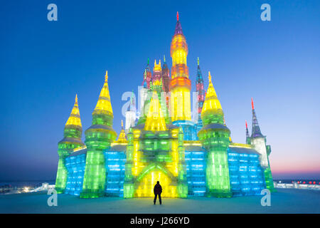 Sculpture de Glace éclairé de château à glace annuelle Festival à Harbin Chine Banque D'Images