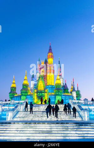 Sculpture de Glace éclairé de château à glace annuelle Festival à Harbin Chine Banque D'Images