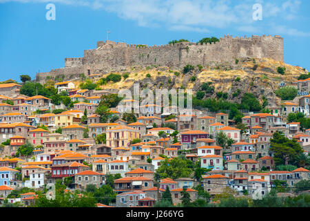 Vue sur la colline parlementaire ville de Molyvos et sur l'île grecque de Lesbos Banque D'Images