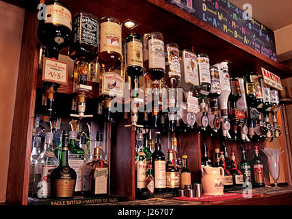 Années 1990 PUB SPIRITUEUX OPTIQUE BAR variété de spiritueux, boissons alcoolisées et optiques exposés à la vente dans un traditionnel anglais public House UK Banque D'Images