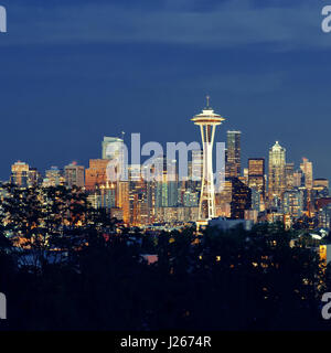 Seattle City skyline at night avec les immeubles de bureaux urbains vu de Kerry Park. Banque D'Images