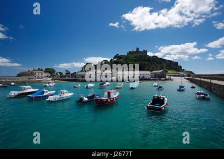 Port de St Michael's Mount et village. Cornwall. UK. Banque D'Images