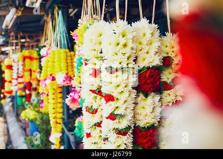 Des guirlandes de fleurs pour la cérémonie religieuse hindoue pour les ventes - Kuala Lumpur, Malaisie - selective focus Banque D'Images