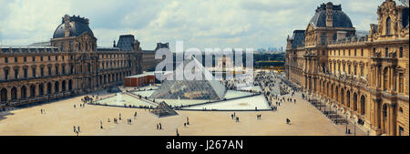 PARIS, FRANCE - Le 13 mai : Louvre panorama vue extérieure le 13 mai 2015 à Paris. Avec plus de 60 000 m² d'espace d'exposition, le Louvre est le plus grand musée Banque D'Images