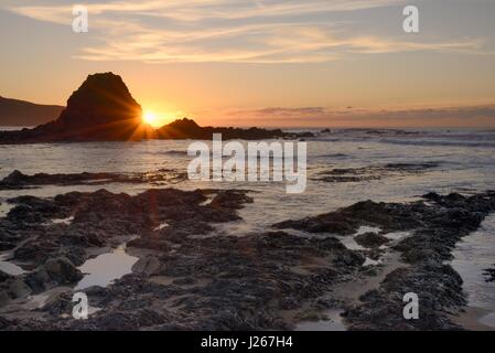 Black Rock plage au coucher du soleil, Widemouth Bay, près de Bude, Cornwall, UK, novembre 2014. Banque D'Images