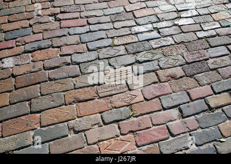 TAMPA, FLORIDE, États-Unis - 29 novembre 2003 : pavés de briques dans le centre de la vieille ville de la ville de Tampa, au Centro Ybor, Tampa, FL Banque D'Images